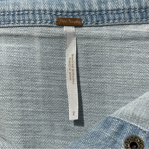 Free People Faded Denim Mini Skirt w/ 7 Snaps on Front Size 2 - Picture 3 of 7